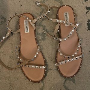 teve Madden Women's Travel Flat Sandal -tan